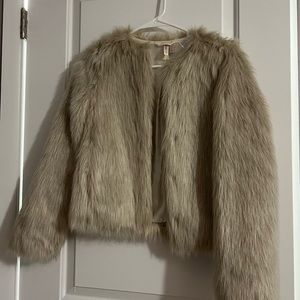 Faux fur jacket in perfect conditions! only wore a few times !